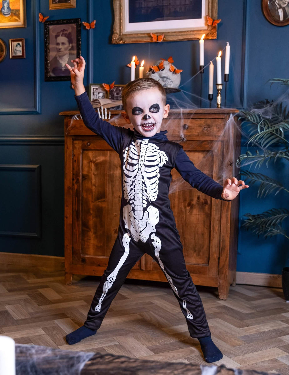 Pose effrayante du déguisement de squelette classique pour enfant