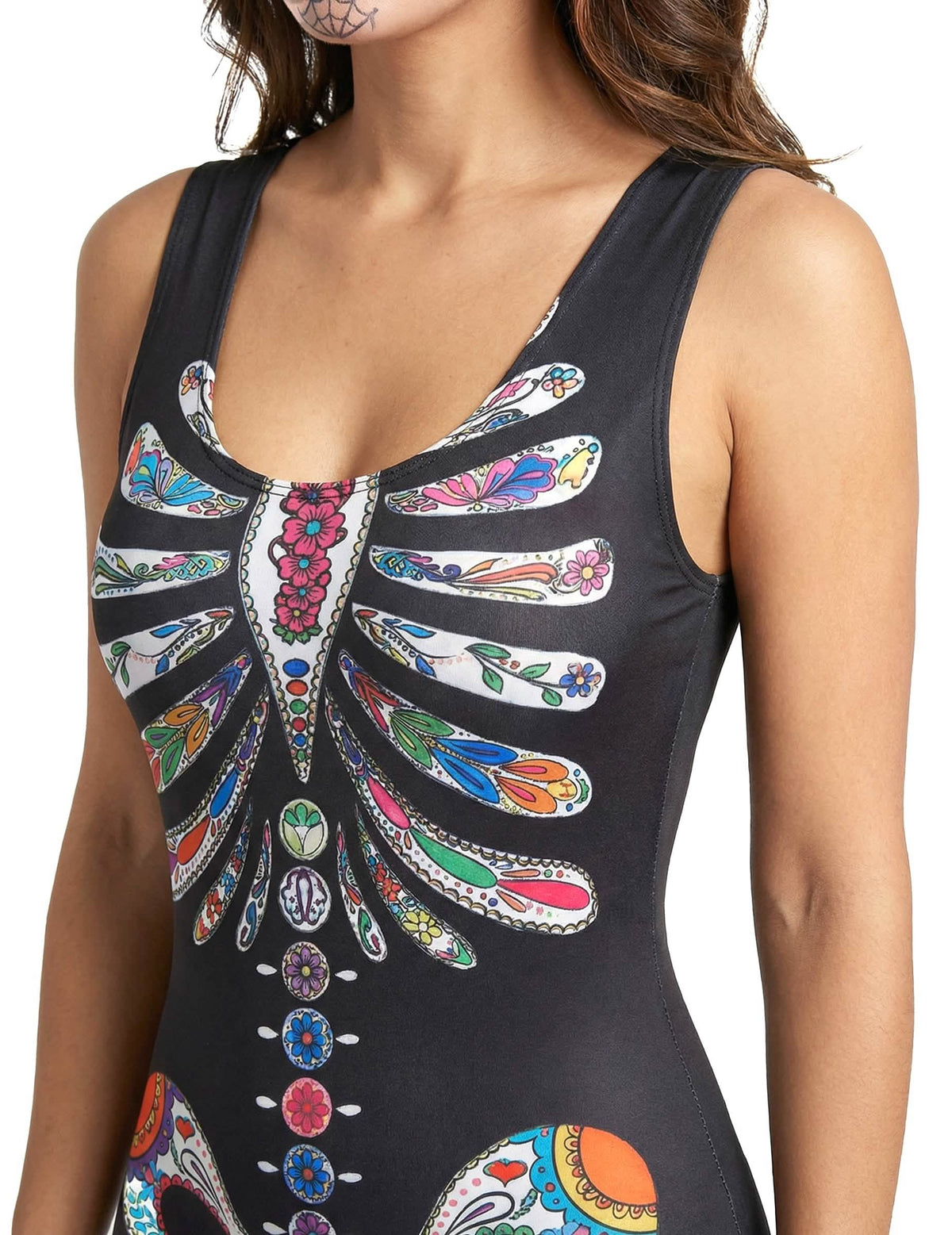 Primer plano de los motivos coloridos del torso del disfraz de esqueleto día de los muertos
