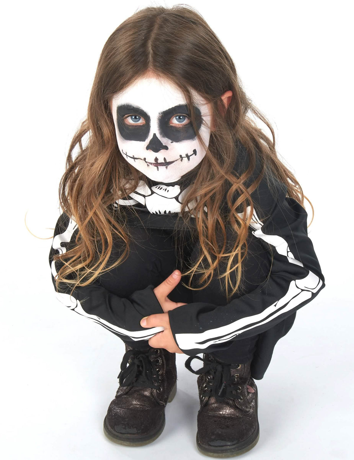 Vista frontal agachada del disfraz de esqueleto halloween para niña