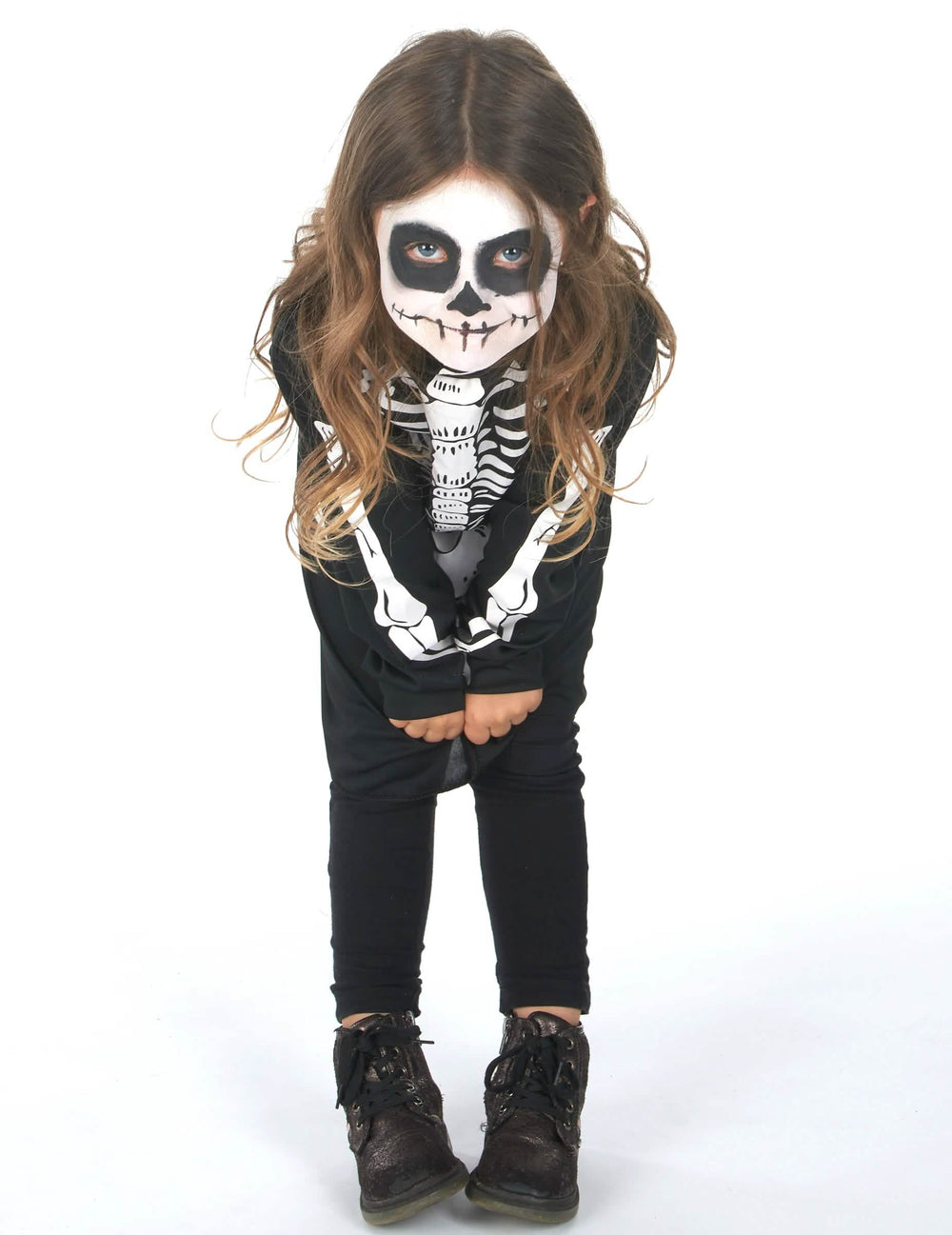 Vista frontal inclinada hacia delante del disfraz de esqueleto de halloween para niña