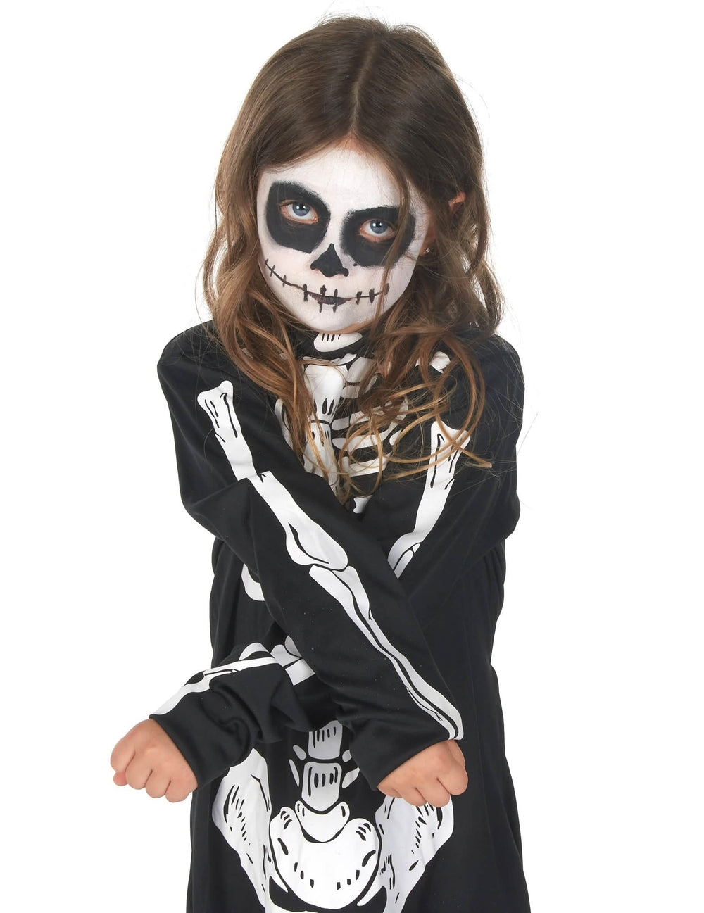 Detalle de los brazos cruzados del disfraz de esqueleto halloween para niña