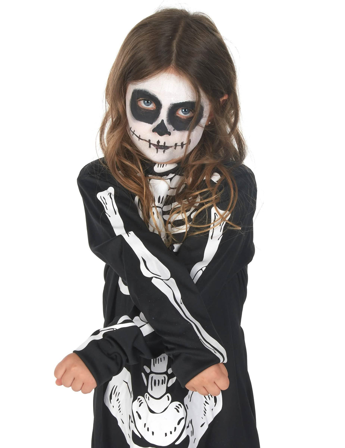 Detalle de los brazos cruzados del disfraz de esqueleto halloween para niña