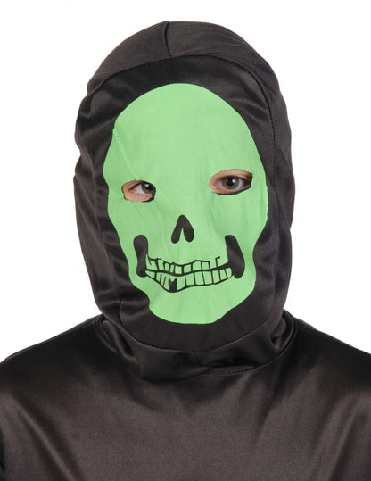 Gros plan sur le masque vert du déguisement de squelette