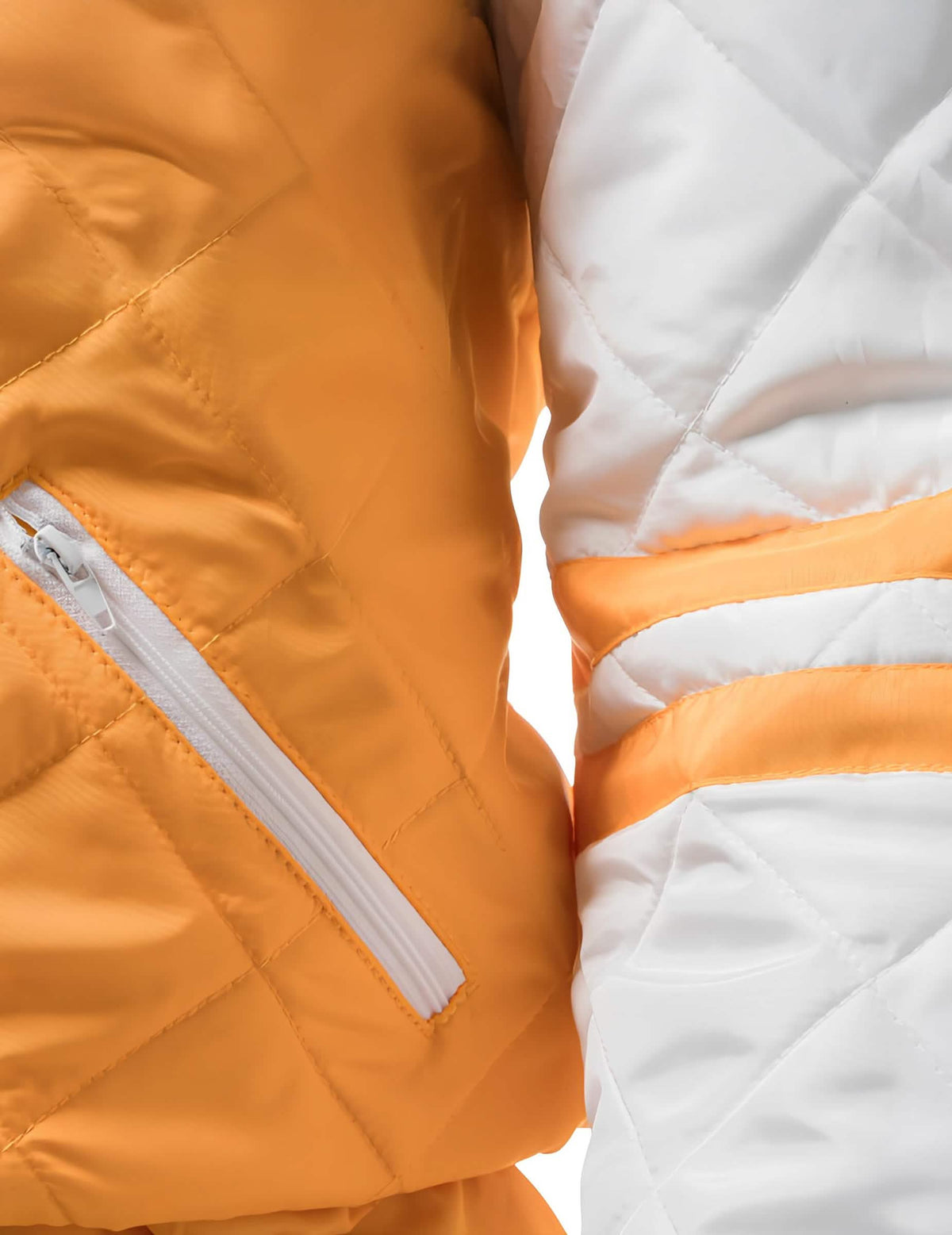 Gros plan sur le tissu matelassé et la poche du déguisement tenue de ski Jean Claude Dusse