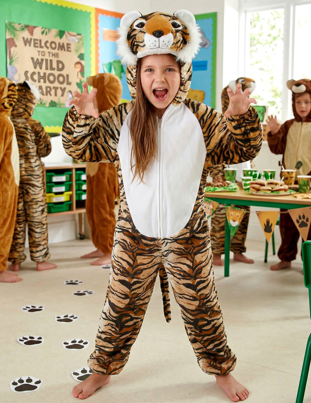 Puesta en escena durante una fiesta escolar del disfraz de tigre realista