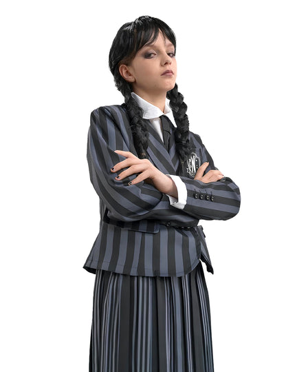 Détail de la veste et de l'écusson du déguisement uniforme Mercredi Addams Wednesday™