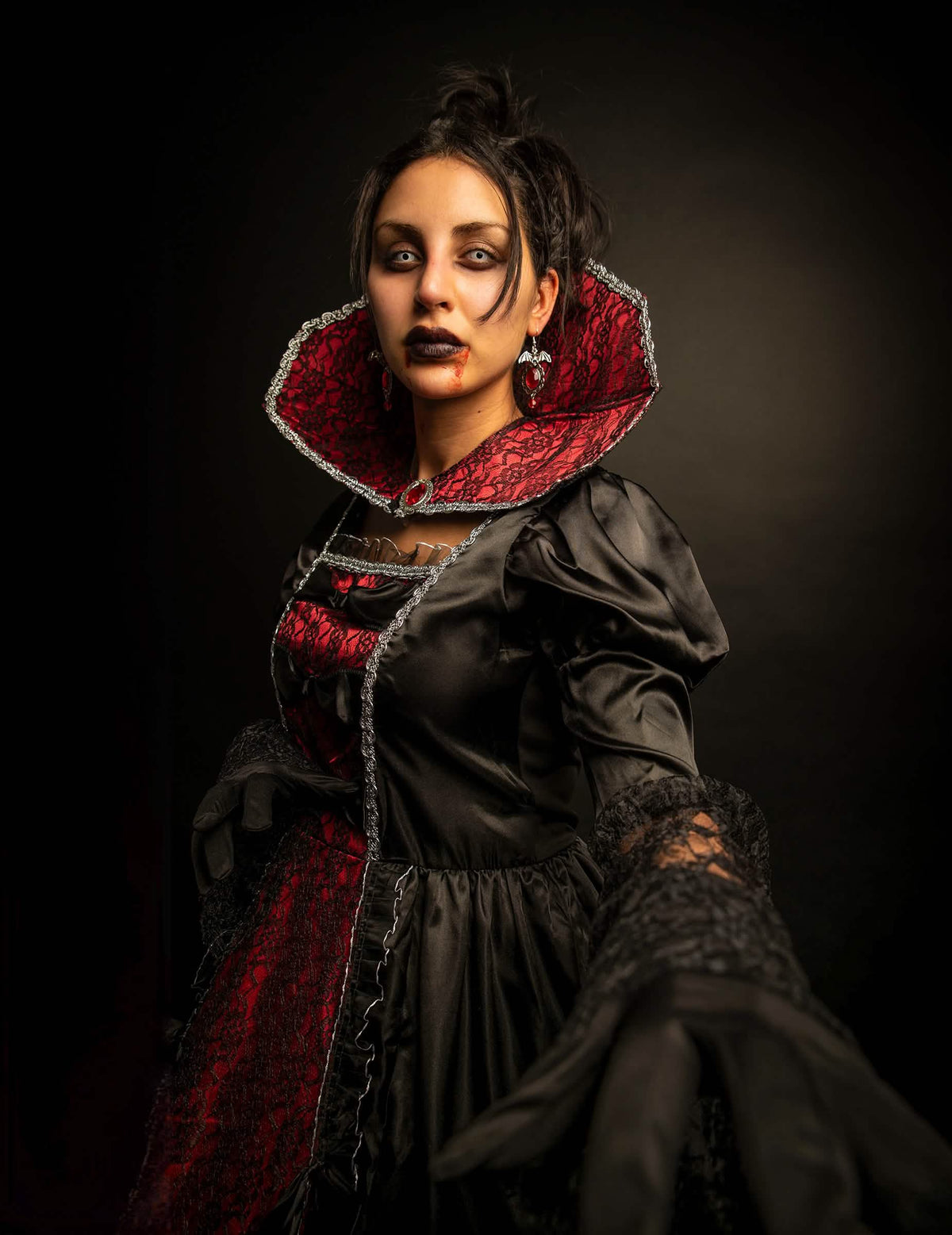 Vista frontal del disfraz de vampiro barroco de lujo para mujer