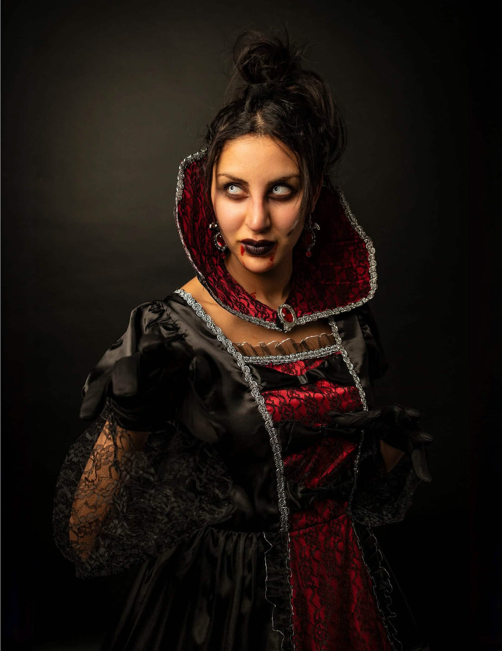 Detalle del maquillaje y de las mangas del disfraz de vampiro barroco de lujo para mujer