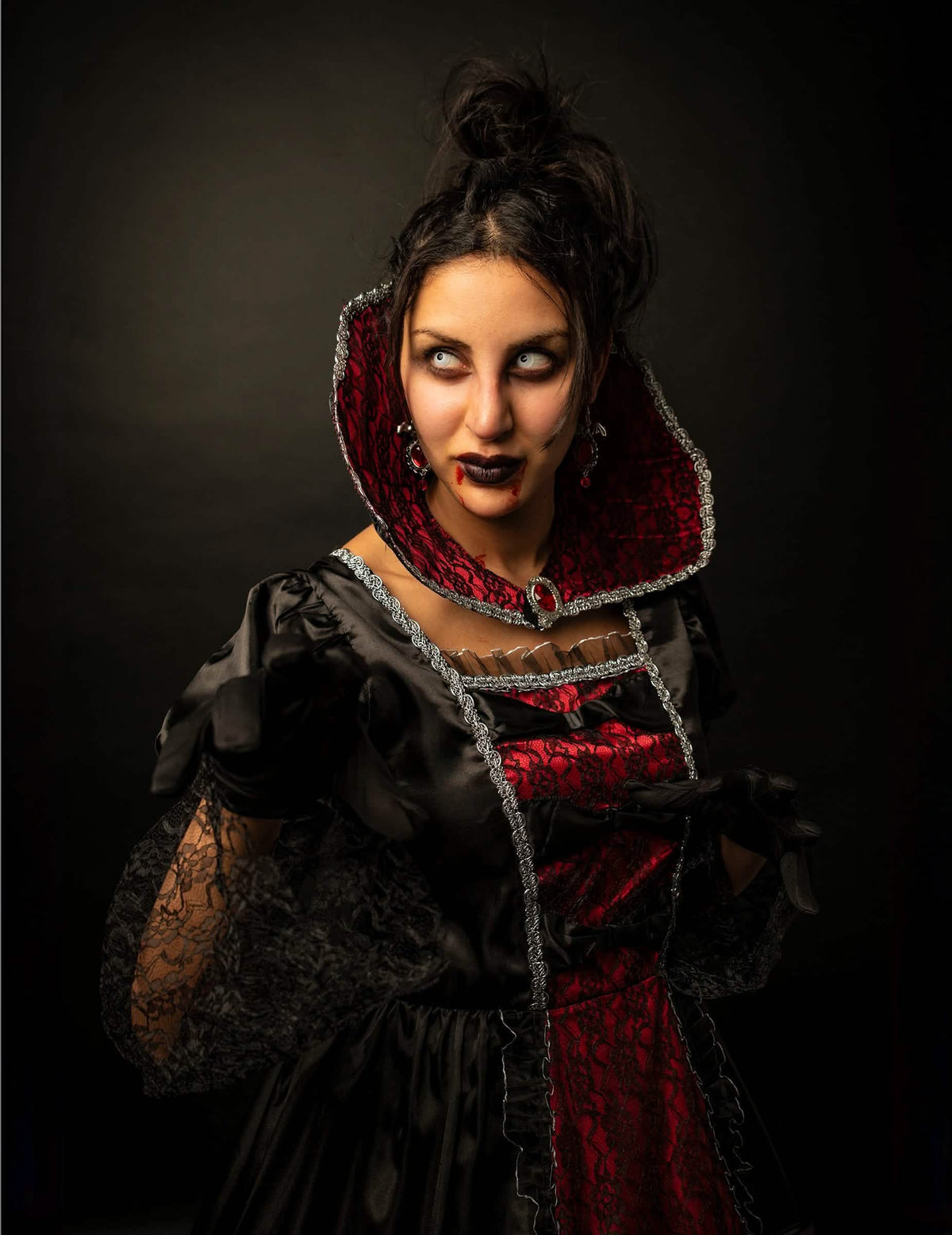 Detalle del maquillaje y de las mangas del disfraz de vampiro barroco de lujo para mujer