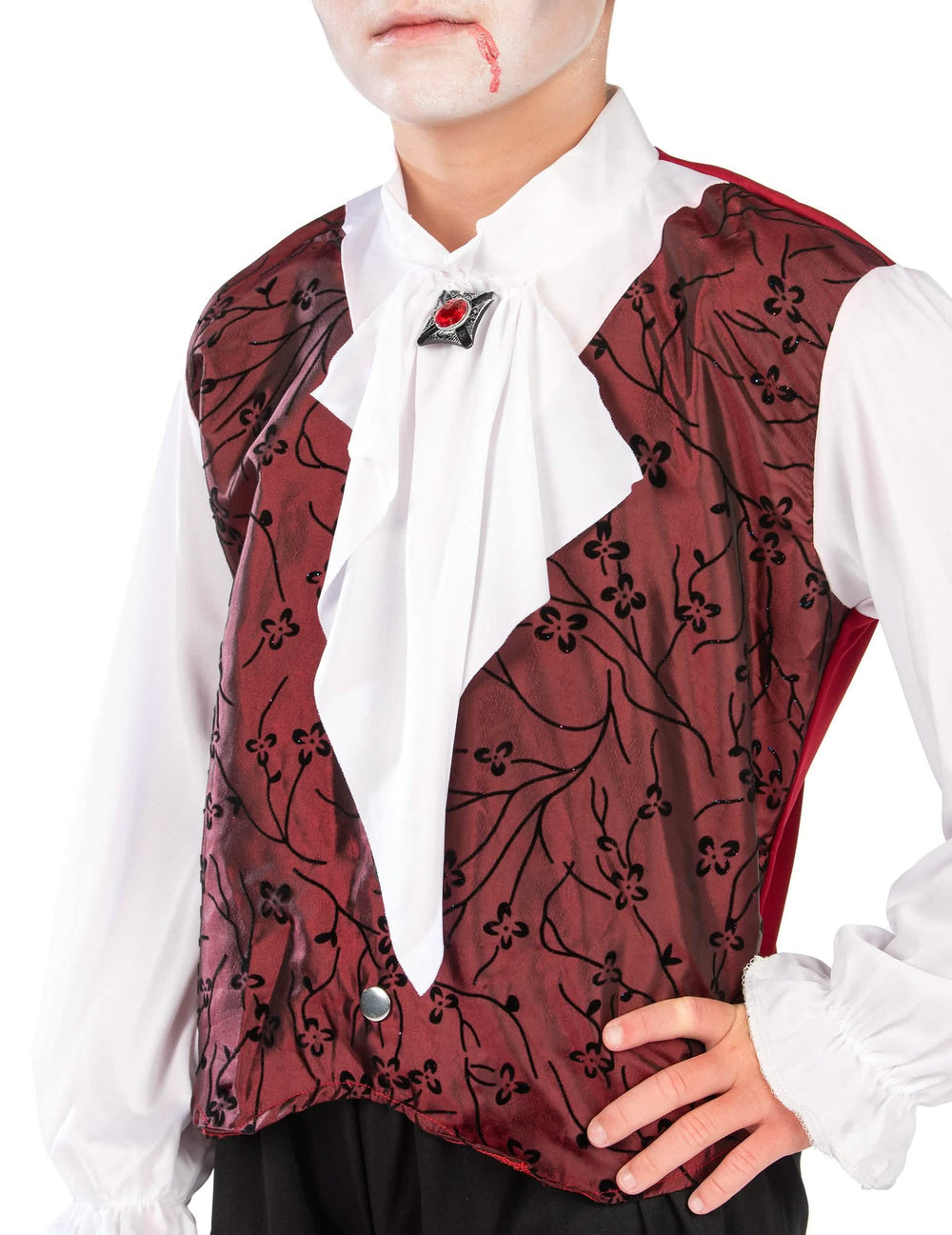 Detalle del chaleco rojo con motivos del elegante disfraz de vampiro para niño