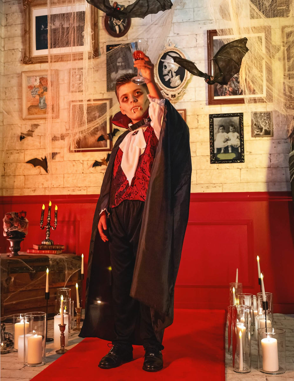 Escenificación del elegante disfraz de vampiro para niño en una decoración de halloween