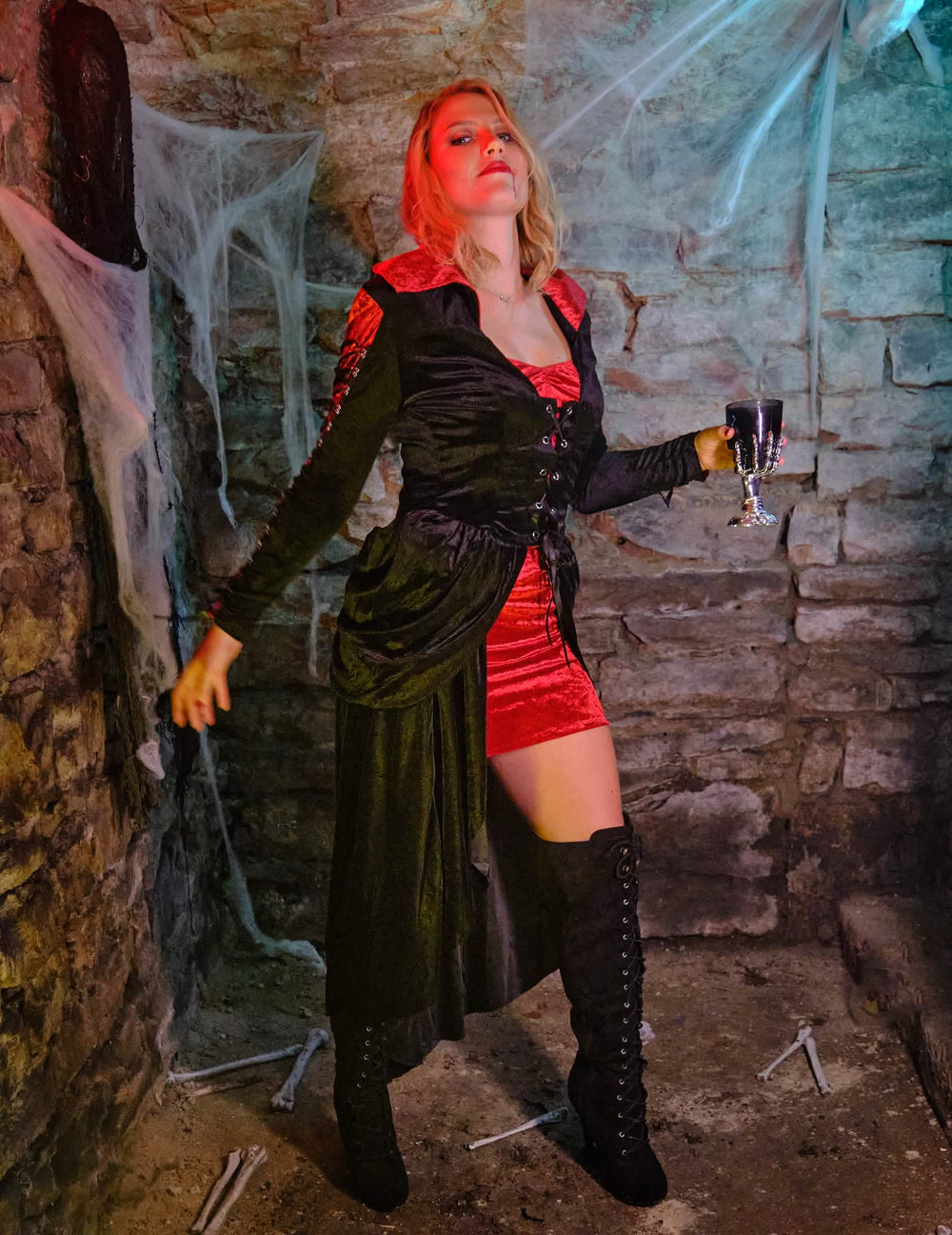 Mise en situation du déguisement de vampire à laçages luxe pour femme