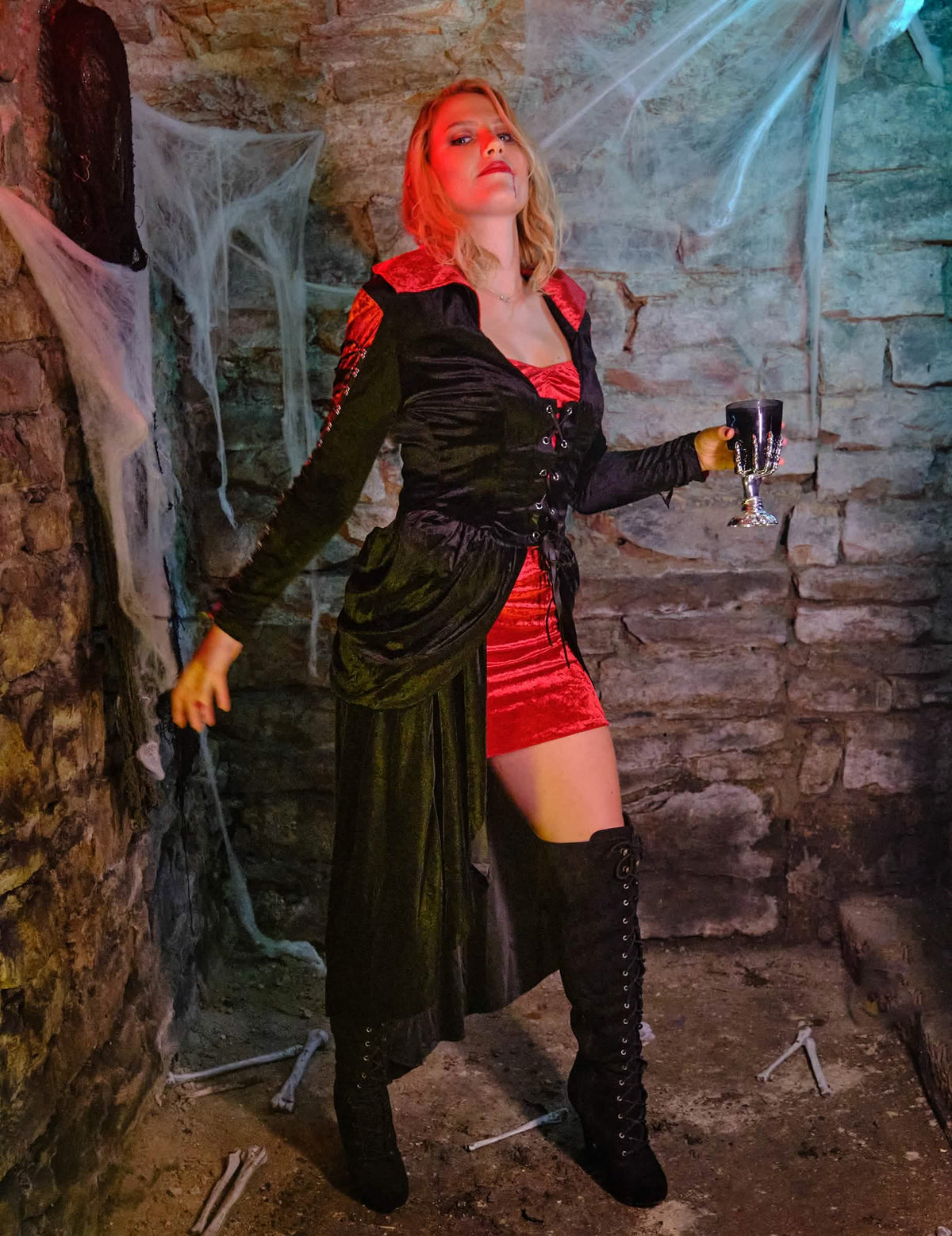 Mise en situation du déguisement de vampire à laçages luxe pour femme