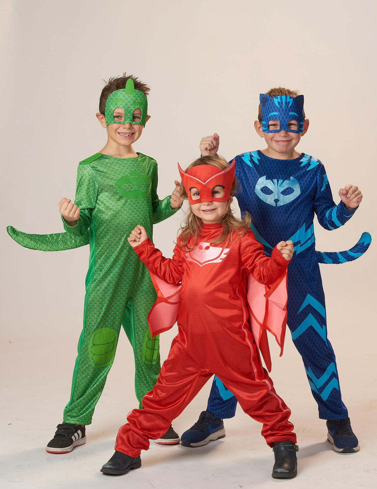 Vista general con los otros héroes del disfraz Yoyo PJMasks