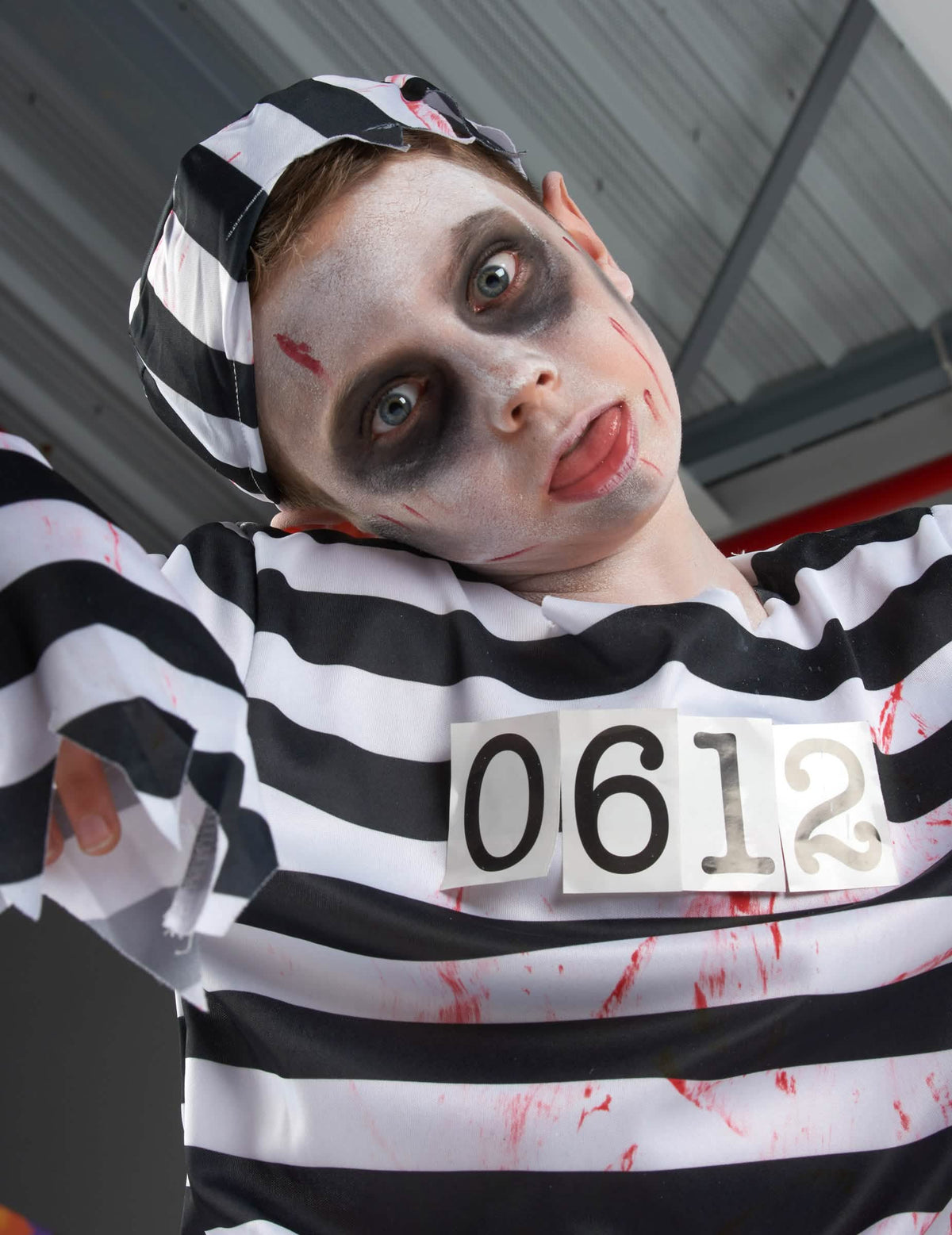 Gros plan sur le maquillage du déguisement de zombie prisonnier pour garçon