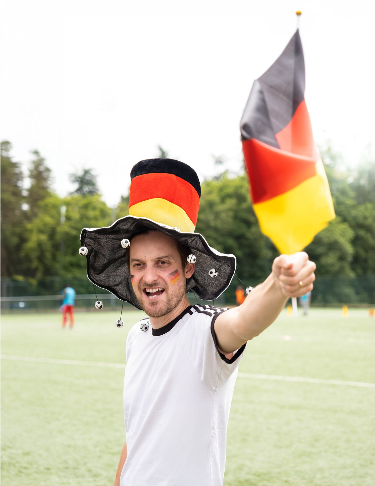 Supporter tenant le drapeau Allemagne pour supporter