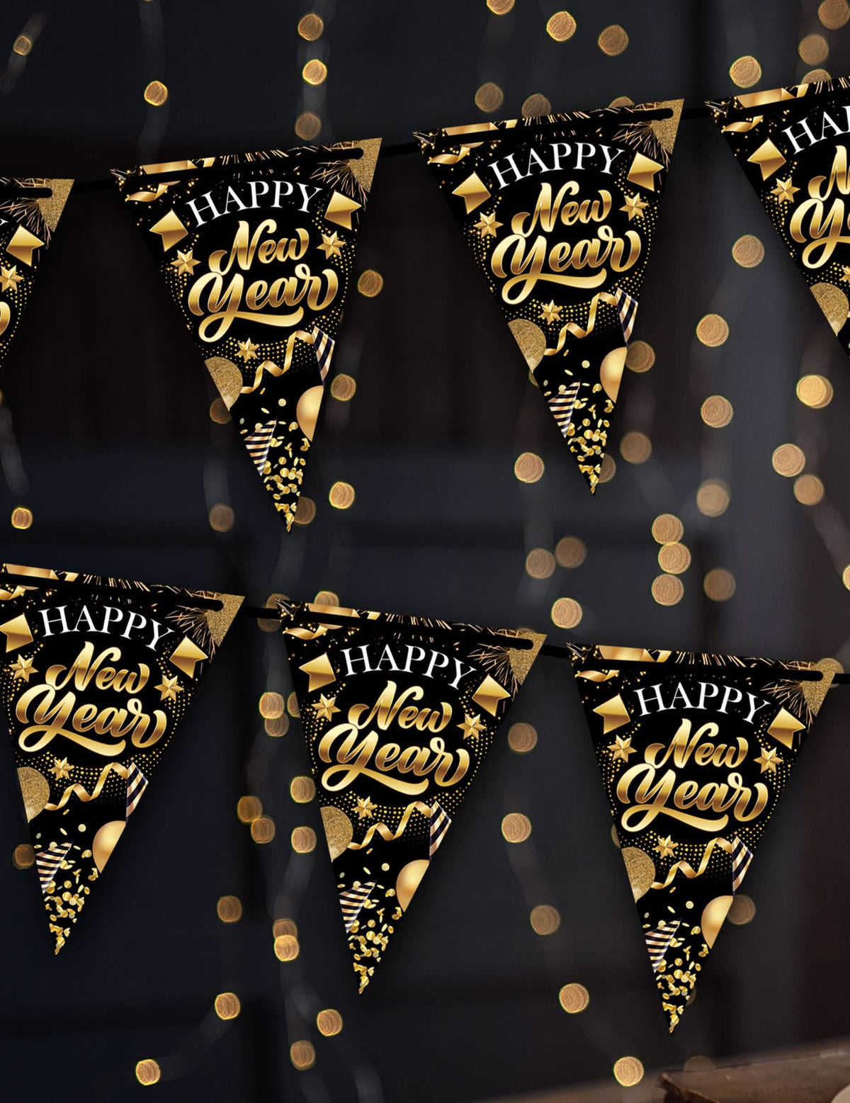Gros plan sur les fanions de la guirlande à fanions en carton Happy New Year