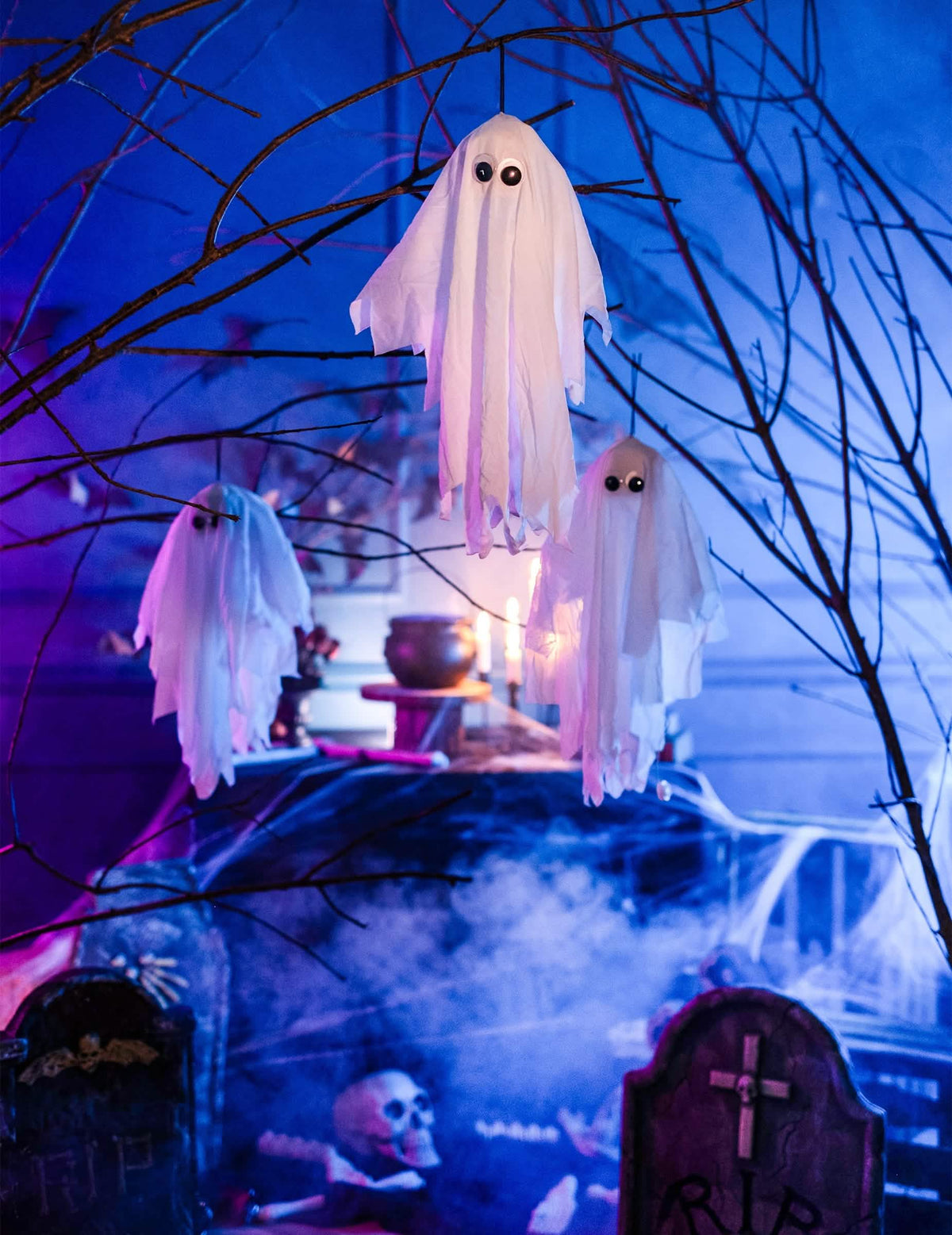 Mise en scène dans un décor de cimetière du fantôme tremblant à suspendre