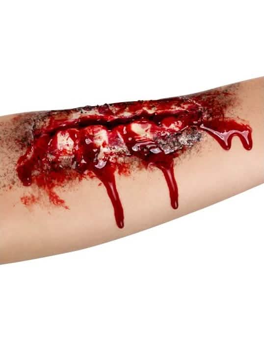 Falsa herida abierta en el antebrazo para adulto ensangrentada