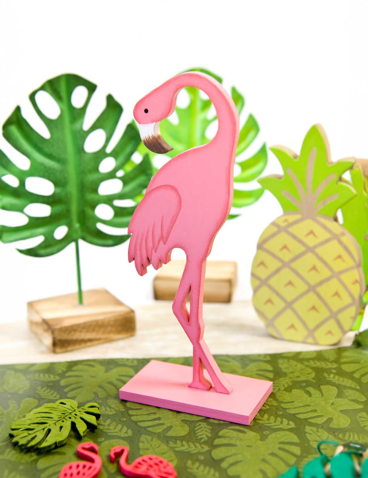 Escena tropical del flamenco de madera sobre base para decoración rosa