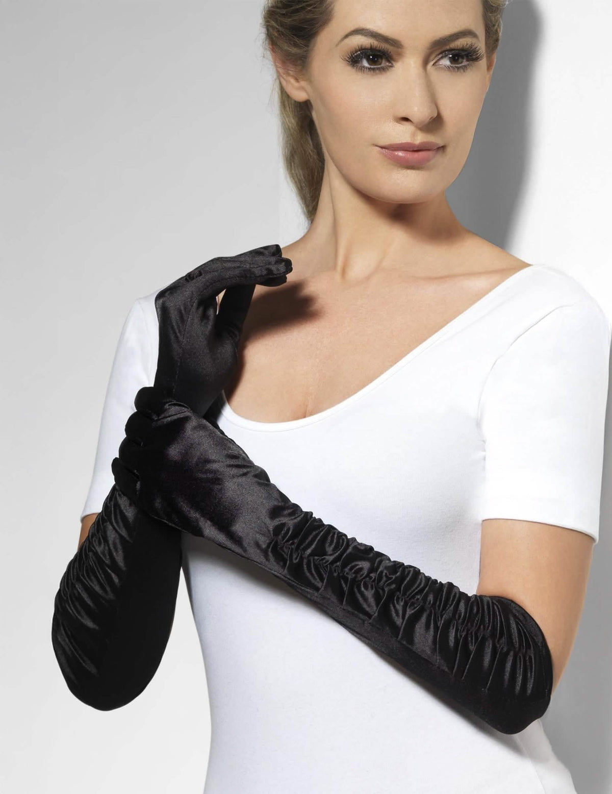 Détail des fronces des gants mi-longs froncés pour femme