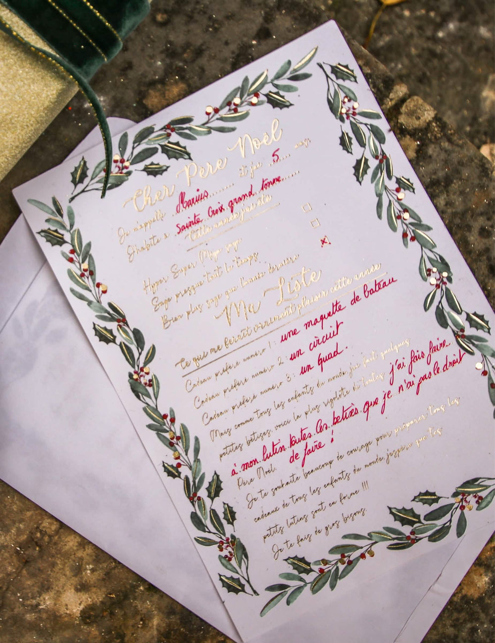 Détail de l'enveloppe et du texte manuscrit de la lettre au Père Noël thème floral