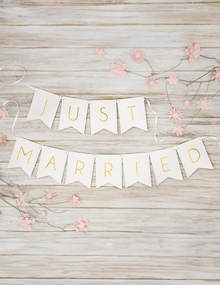 Decorado sobre fondo de madera de la guirnalda de banderines Just Married