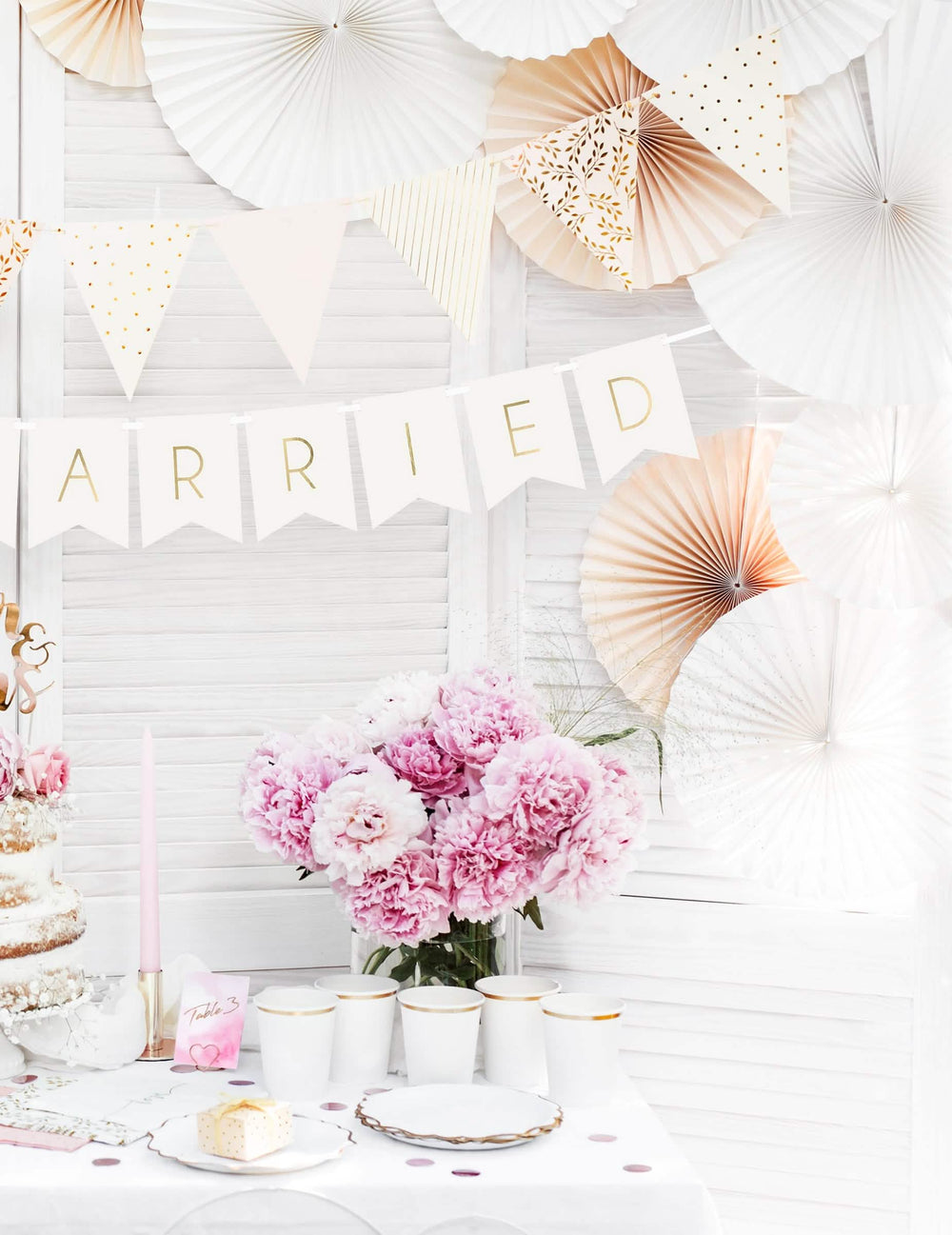 Ambiente de fiesta con la guirnalda de banderines Just Married para boda