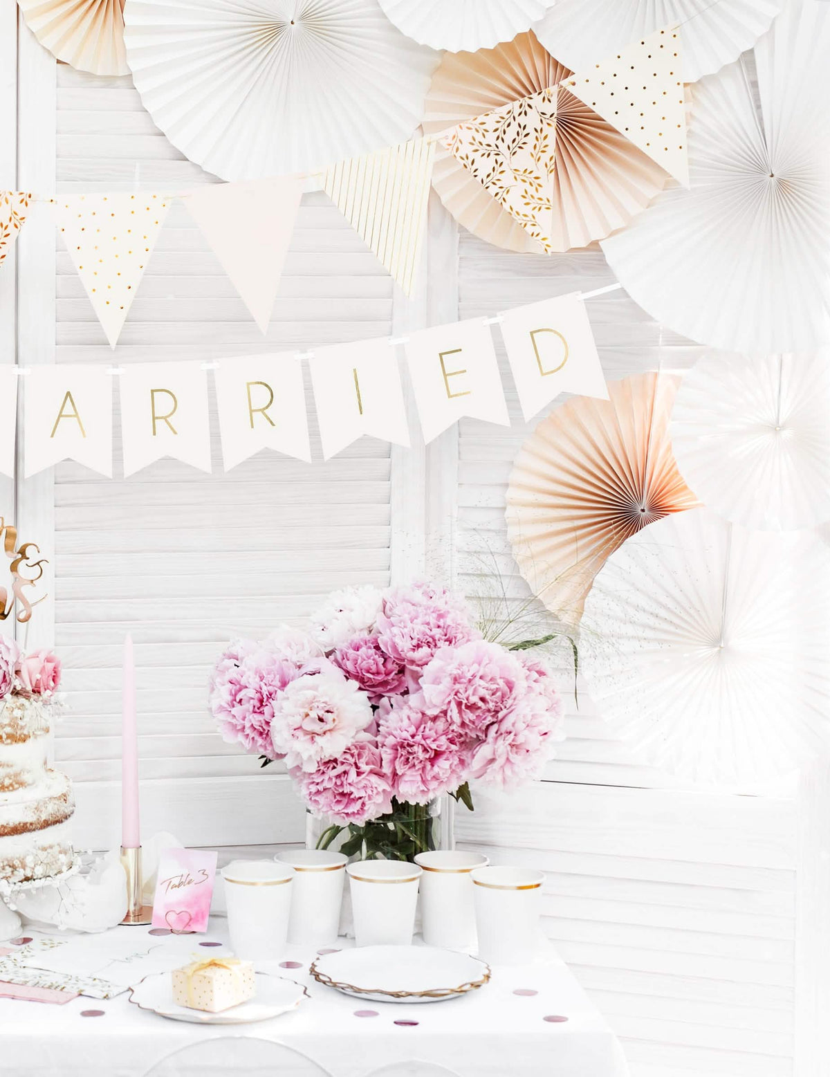 Ambiente de fiesta con la guirnalda de banderines Just Married para boda
