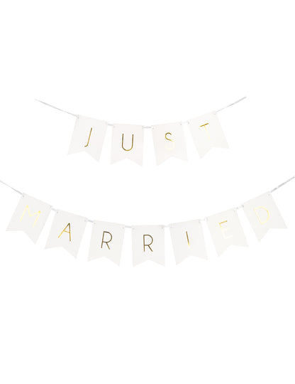 Vue de face de la guirlande à fanions Just Married pour mariage blanc et or en carton