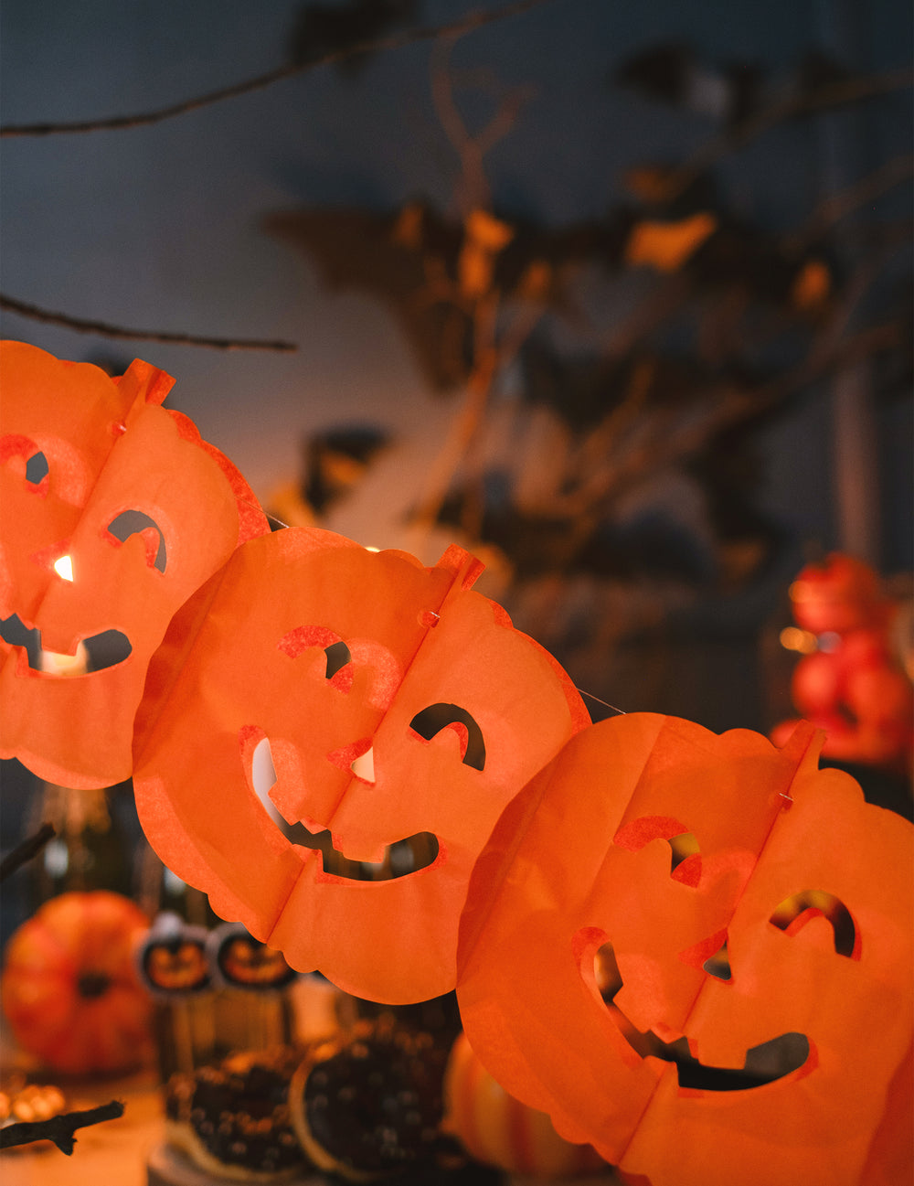 Détail des visages souriants de la guirlande citrouilles Halloween