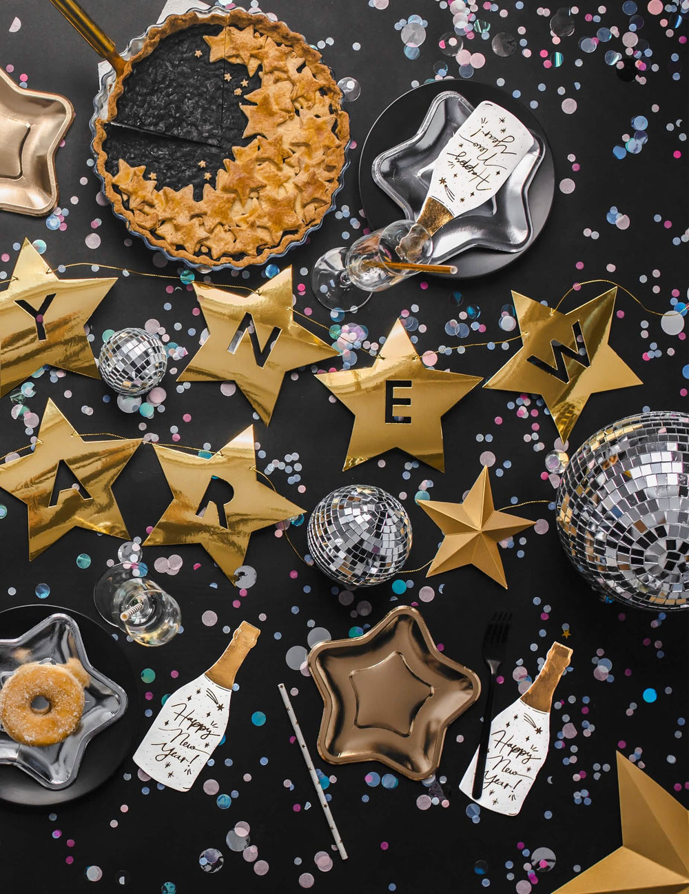 Vue de dessus de la table de fête de la guirlande d'étoiles Happy New Year