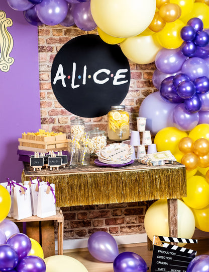 Mise en scène sur table de fête de la guirlande de fils à franges dorés pour fête