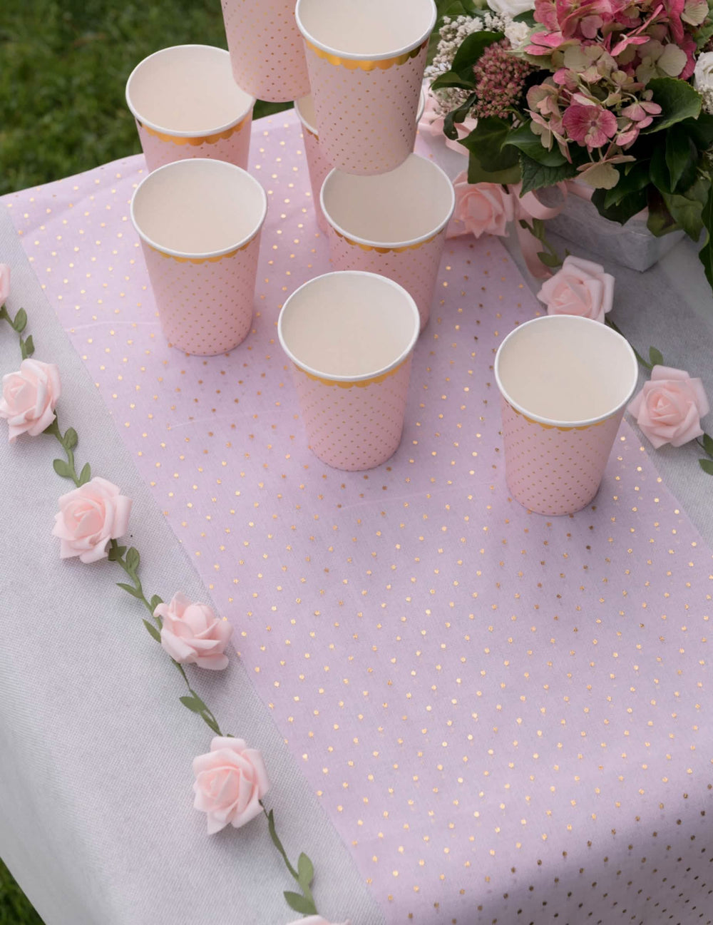 Colocación sobre la mesa de la guirnalda de rosas decoración boda