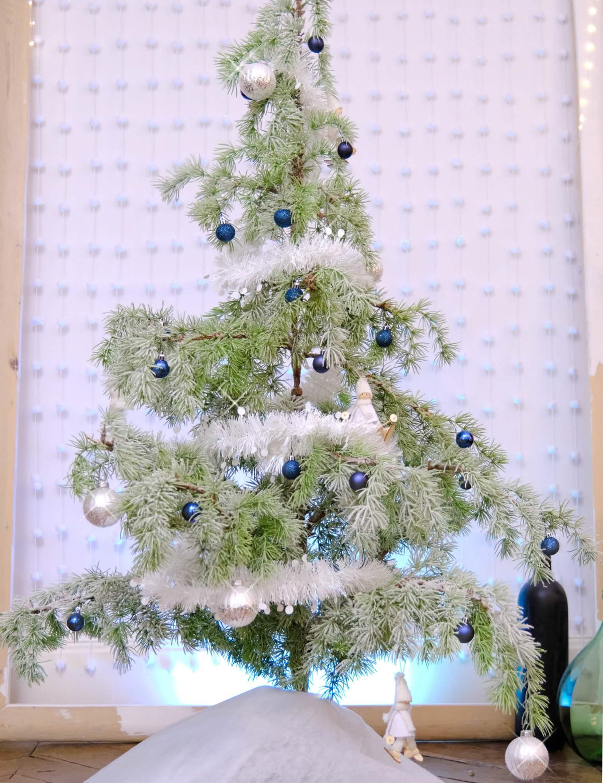 Mise en situation sur un sapin de la guirlande de sapin de Noël pour décoration