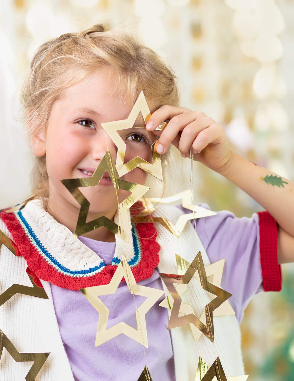 Primer plano de las estrellas de la guirnalda de cartón de estrellas para fiesta dorada