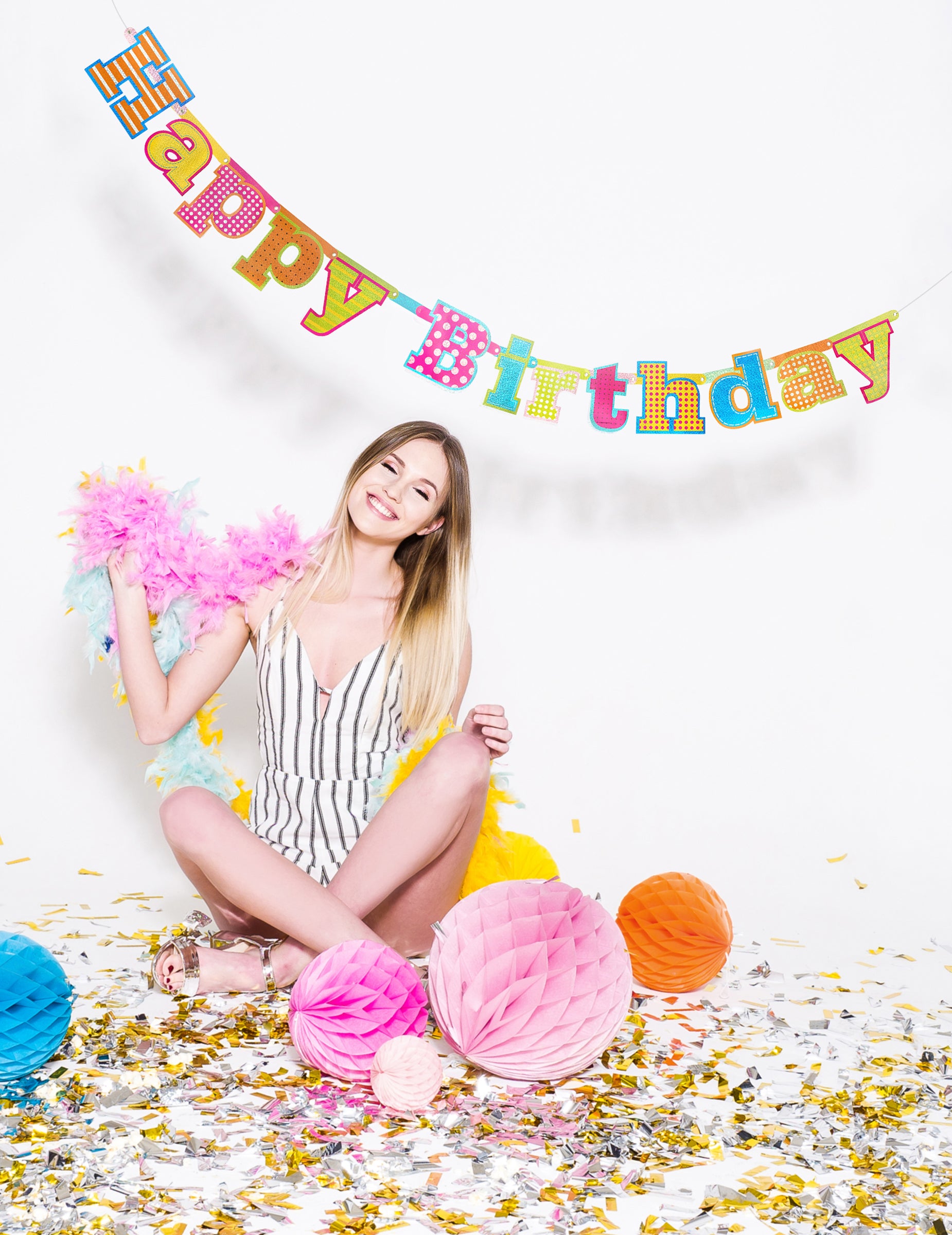 Mise en situation de la guirlande en carton Happy Birthday