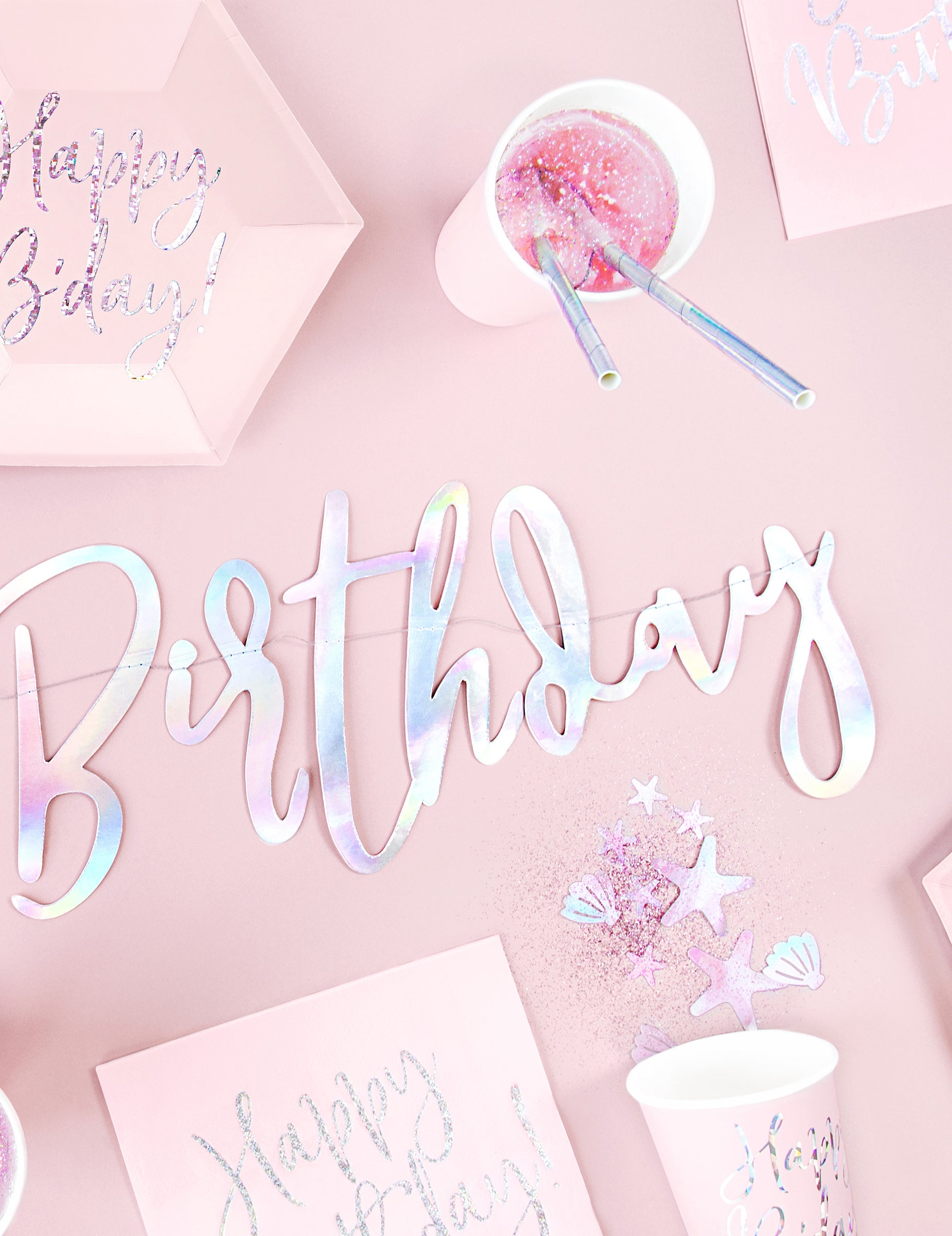 Détail de l'inscription Birthday de la guirlande en carton Happy Birthday