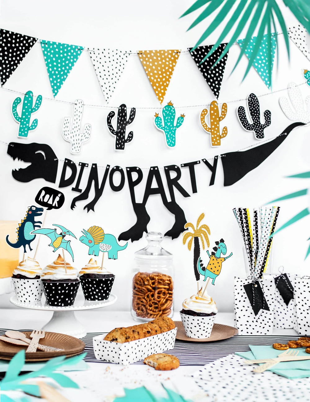 Mise en situation avec buffet de fête de la guirlande en carton squelette dino party