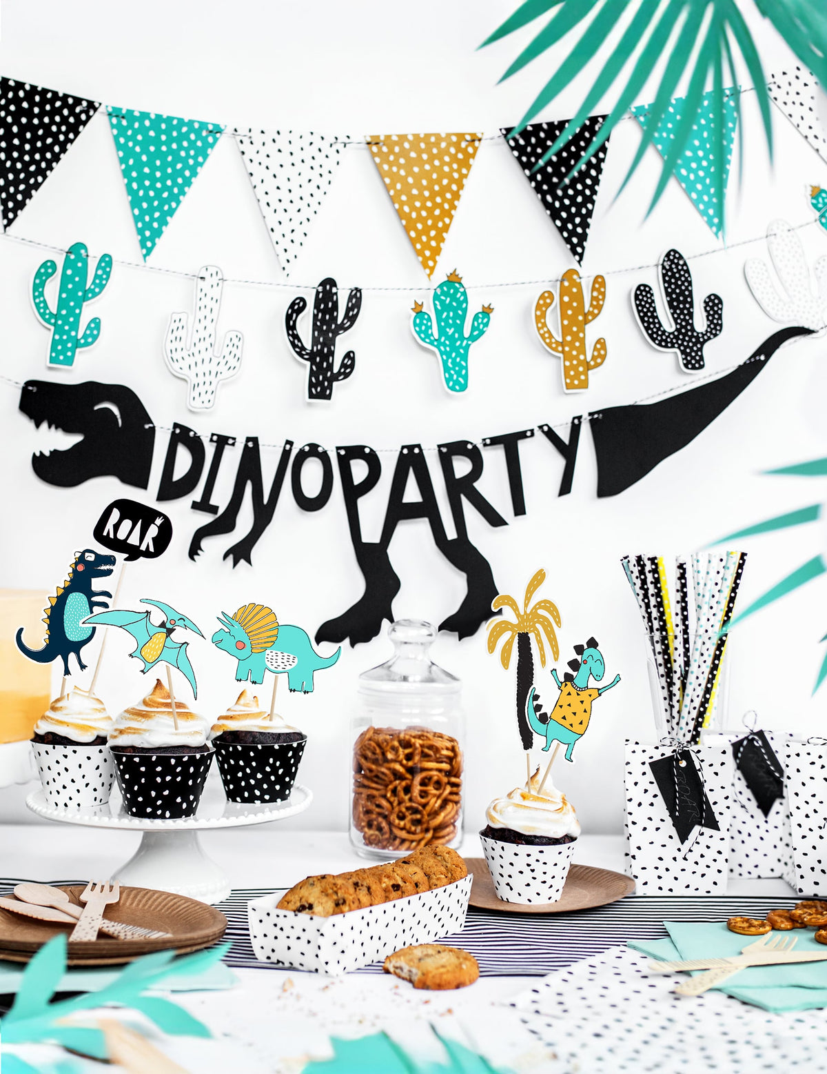 Mise en situation avec buffet de fête de la guirlande en carton squelette dino party