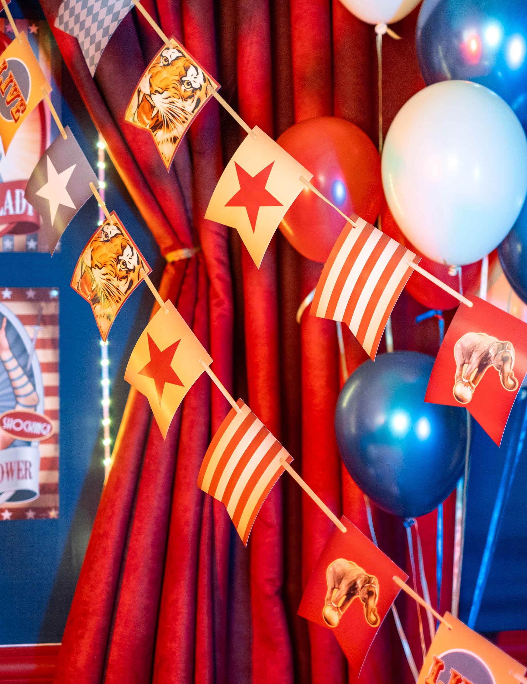 Mise en situation de la guirlande fanions Cirque Vintage