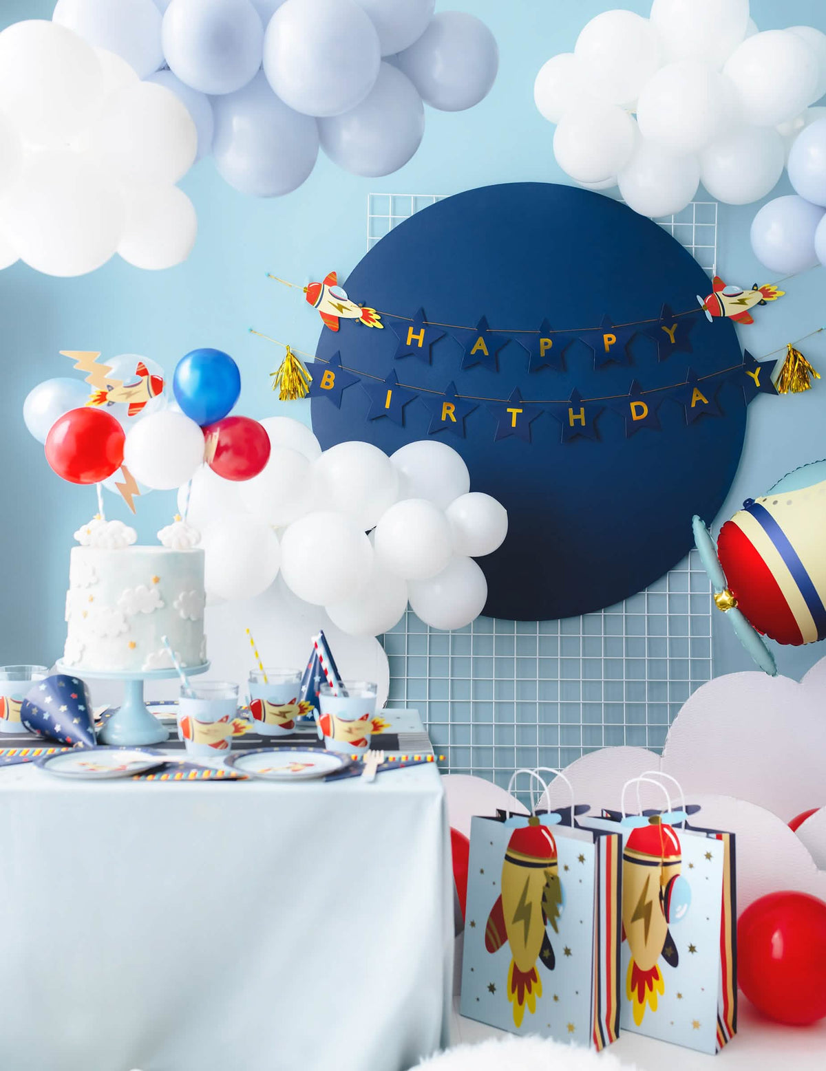 Mise en scène dans un décor de fête de la guirlande happy birthday petit avion