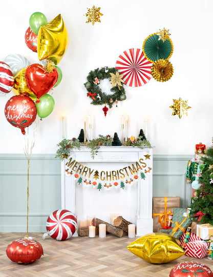 Mise en scène festive avec cheminée de la Guirlande Merry Christmas pour Noël
