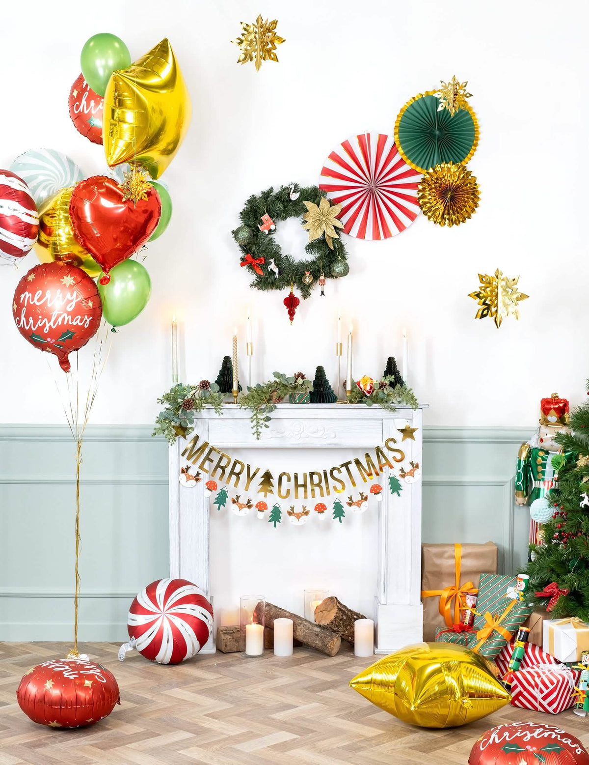 Mise en scène festive avec cheminée de la Guirlande Merry Christmas pour Noël