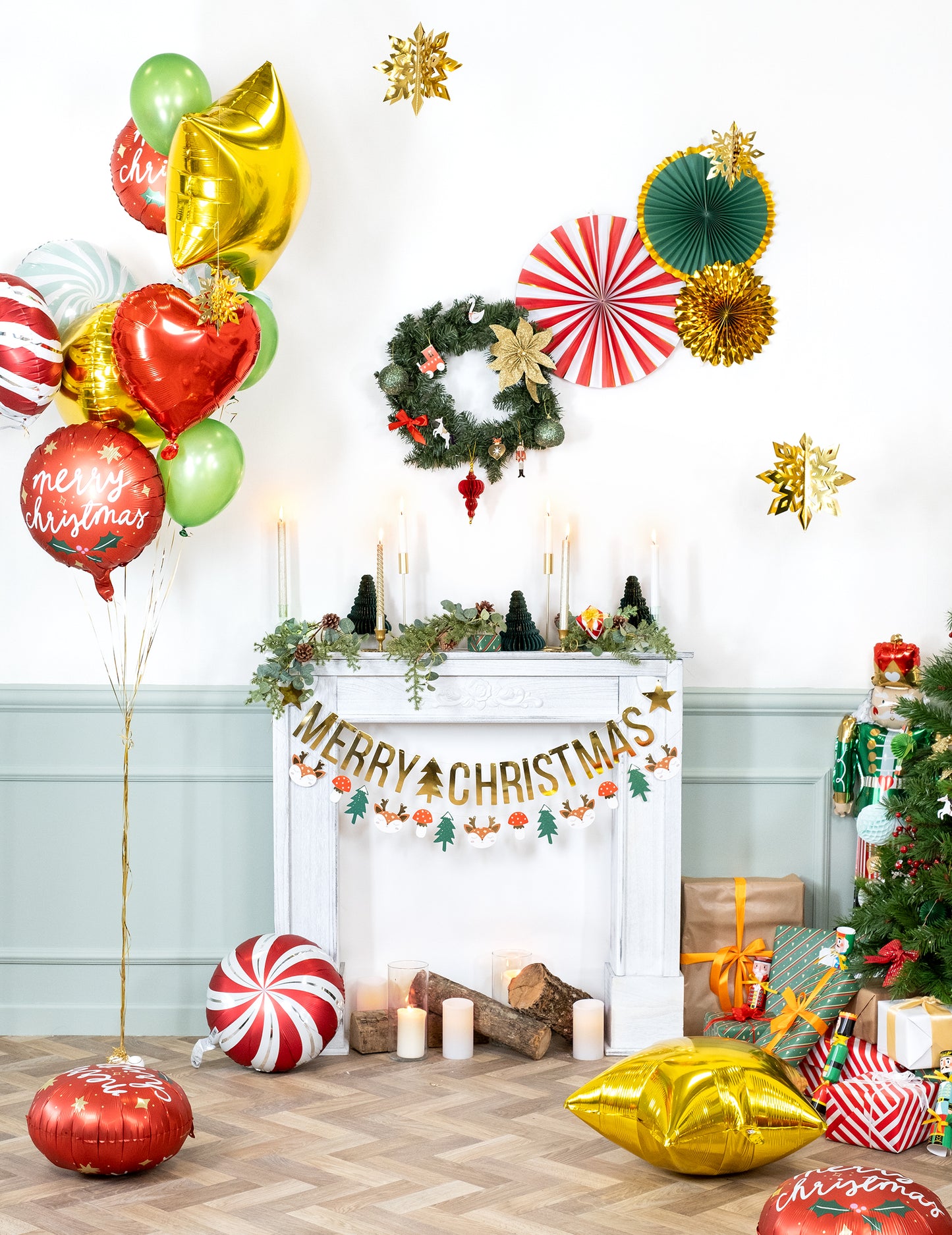 Mise en scène festive avec cheminée de la Guirlande Merry Christmas pour Noël