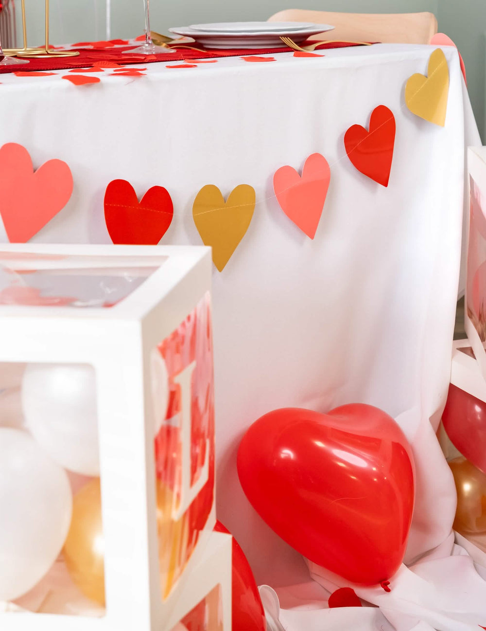 Puesta en escena sobre una mesa de fiesta de la guirnalda pequeños corazones Love you