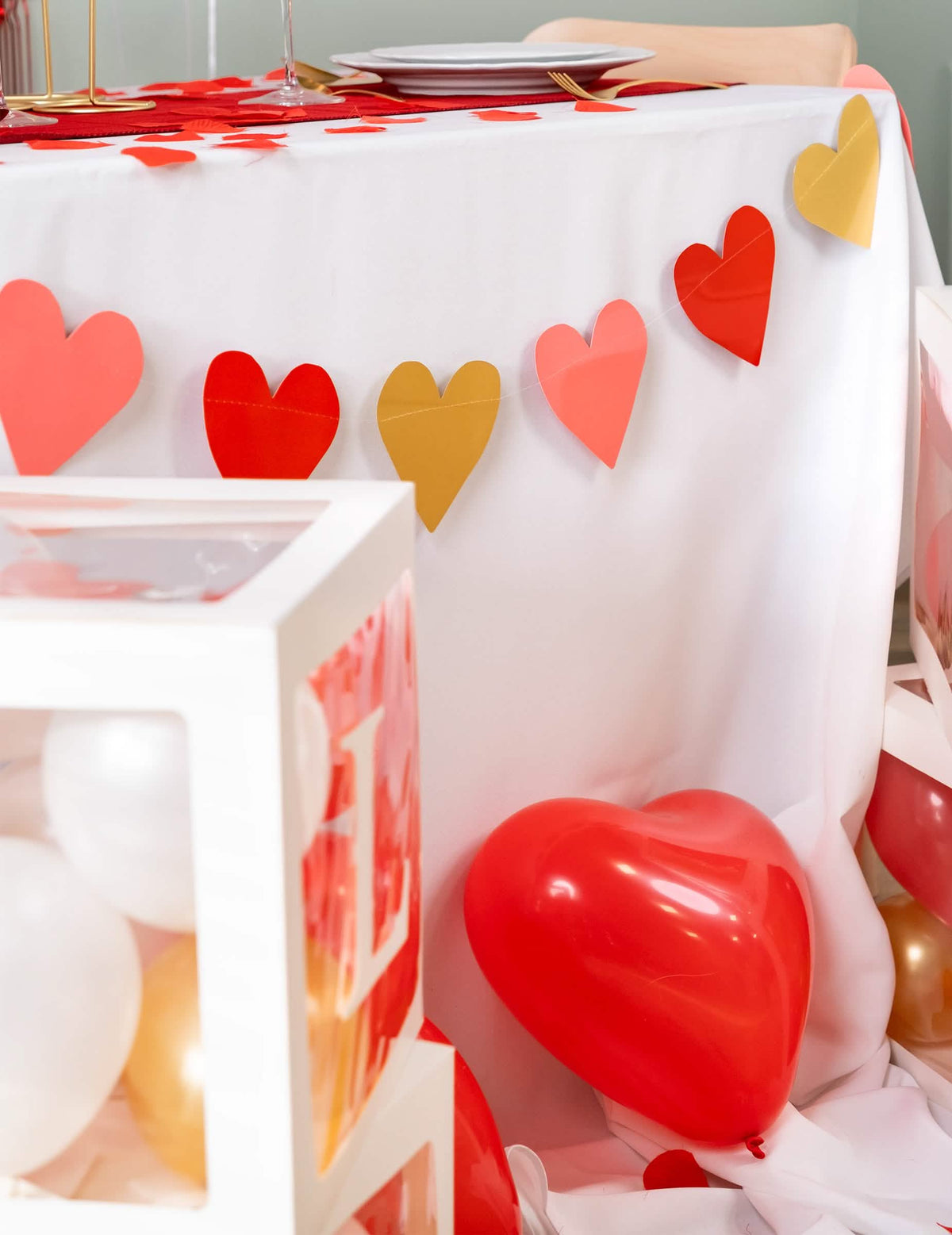 Puesta en escena sobre una mesa de fiesta de la guirnalda pequeños corazones Love you
