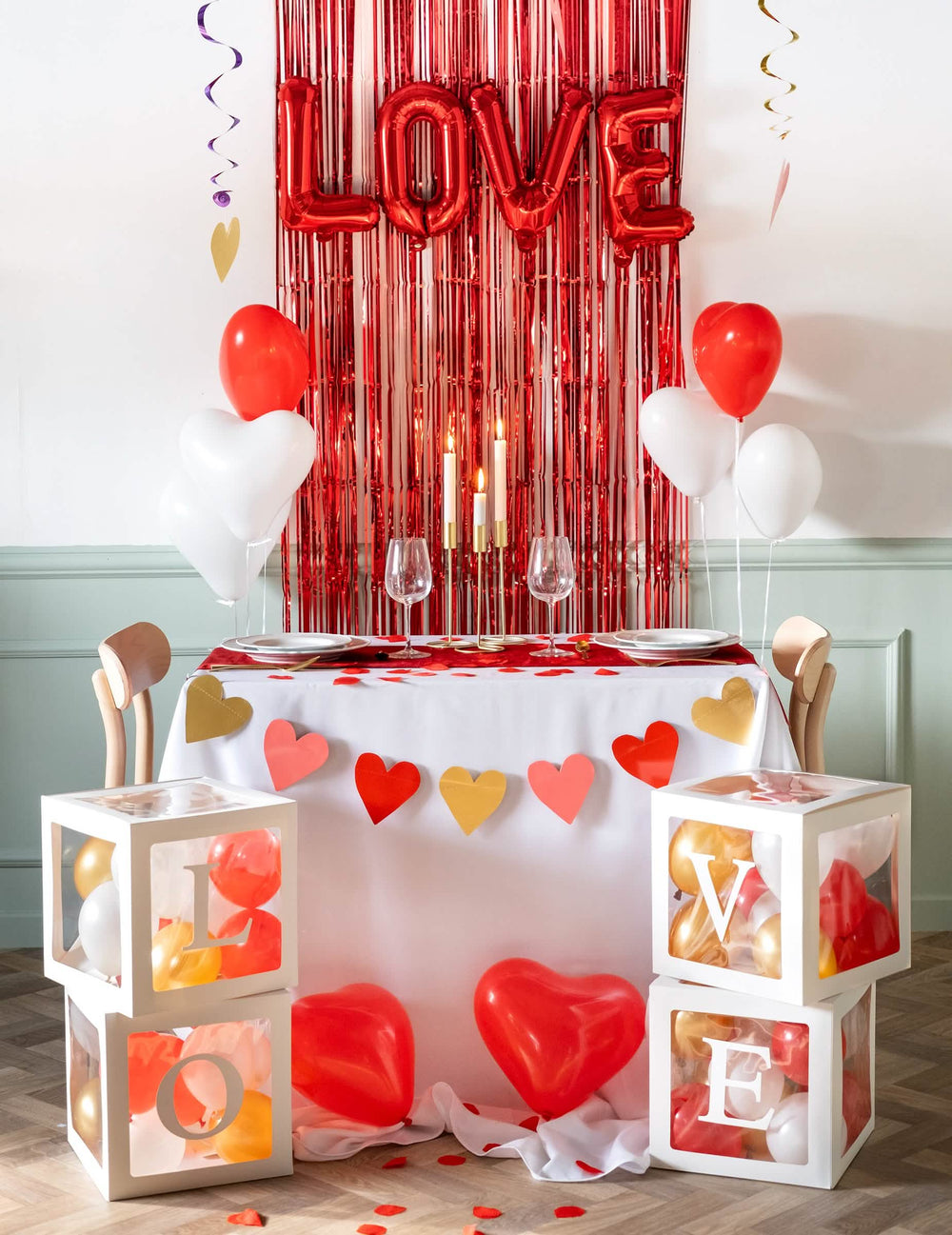Ambiente de fiesta romántica de la guirnalda de pequeños corazones Love you