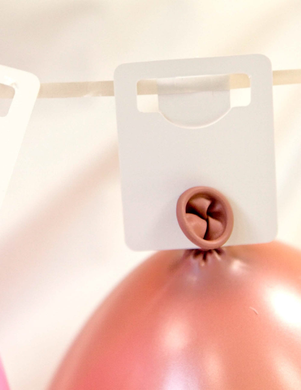 Detalle del sistema de fijación de un globo en la guirnalda soporte para 24 globos kit arco