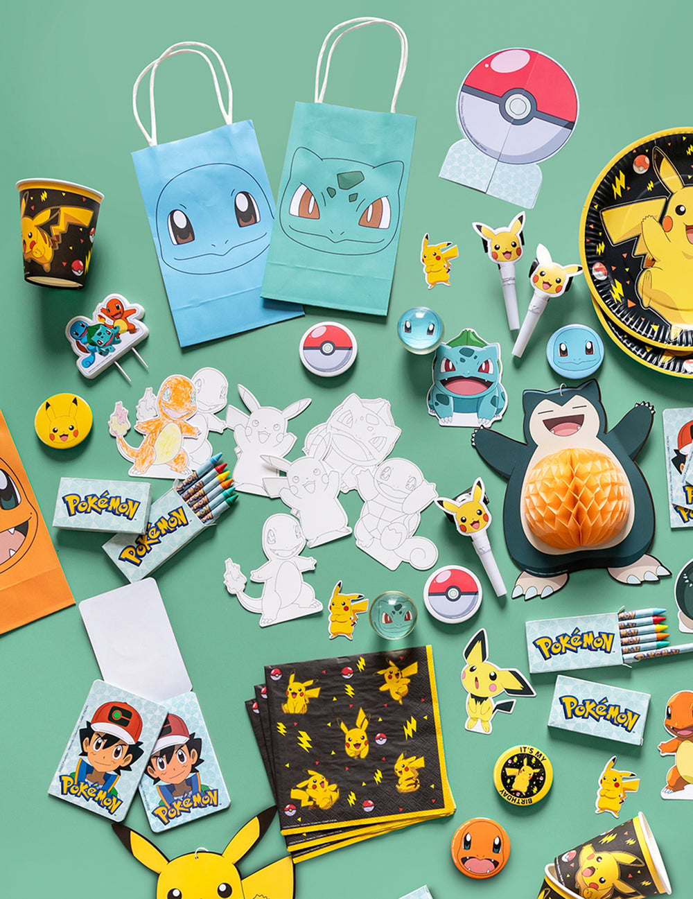 Mise en situation avec accessoires de fête du jeu de mémory 32 cartes Pokémon